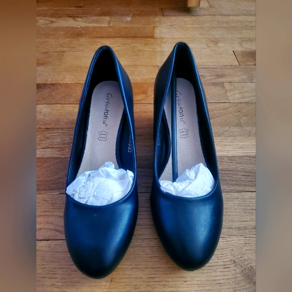 Woman's shoes size 8